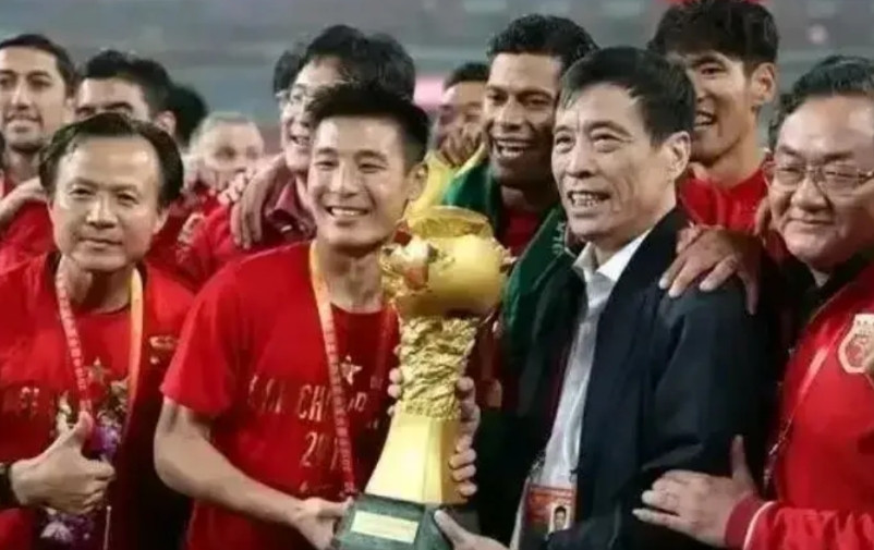 不出意外，2026中超冠军将在以下五只球队中产生，附加夺冠概率如下： 1、