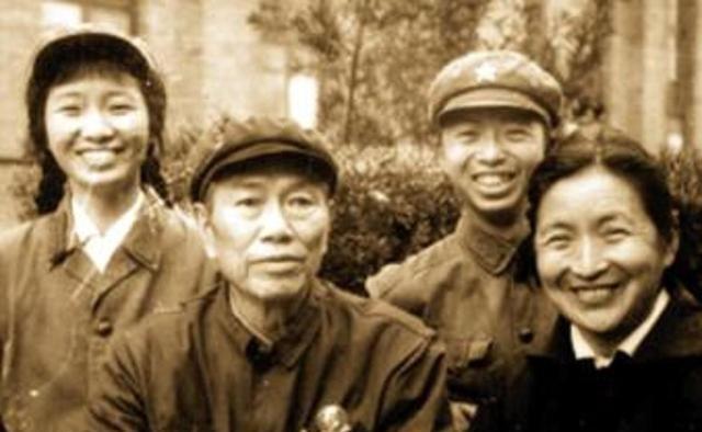 1961年，原沈阳军区司令邓华上将前往川西高原视察，路遇驻军第130师。师长董占