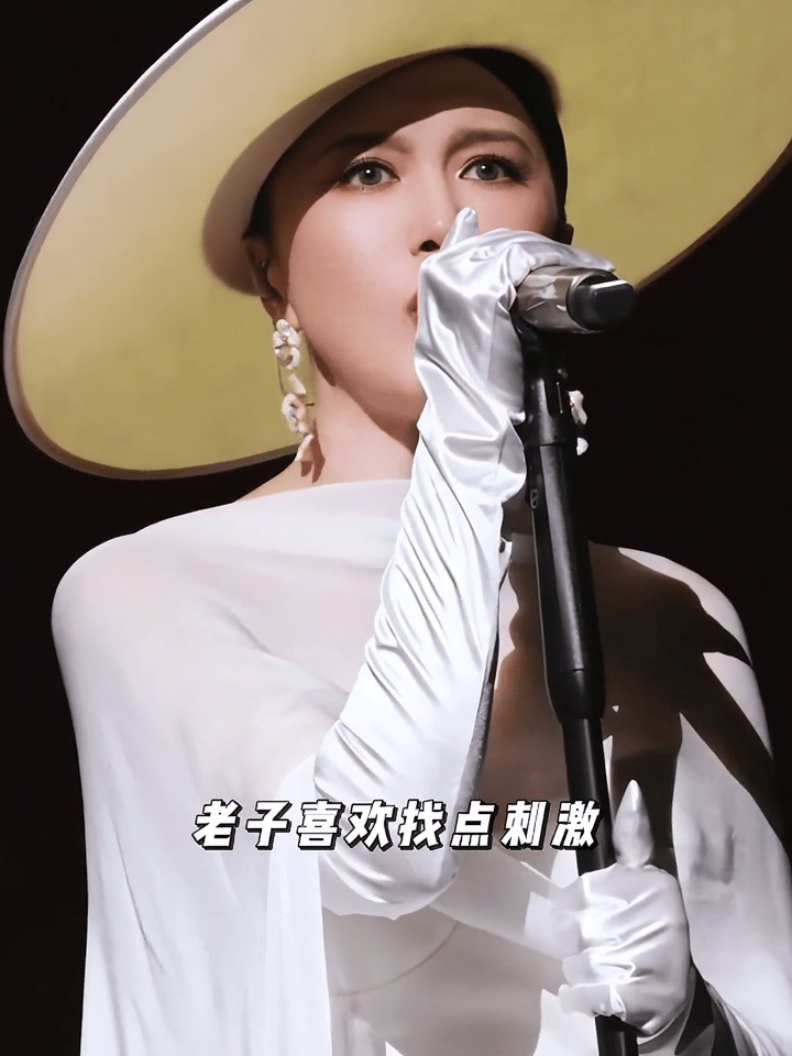 把没素质当成个性[微笑]尚雯婕当年对谭维维还是太宽容了一首谭维维让她吃到原创