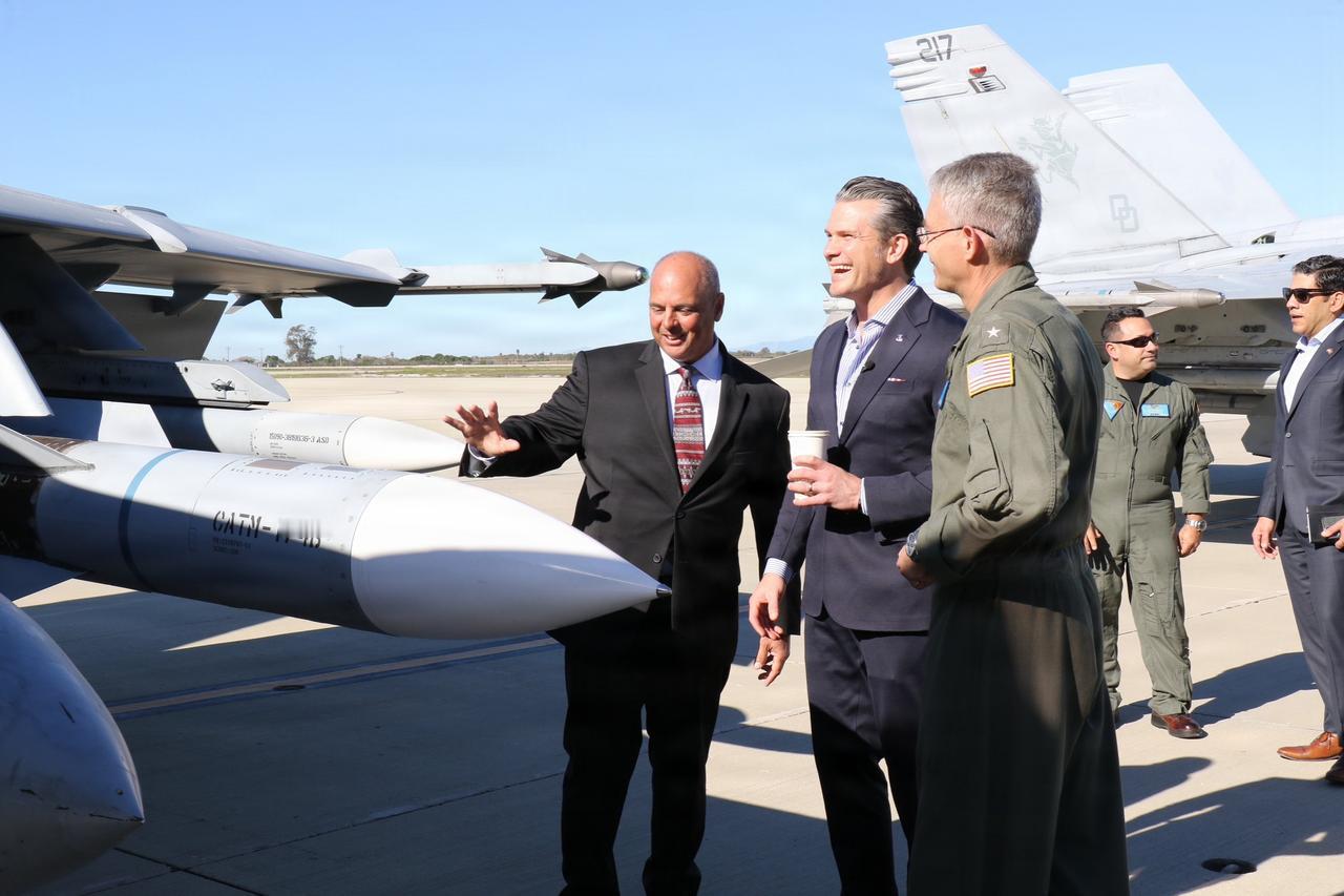 新武器！美国防部长皮特·赫格塞特视察新型远程空空导弹AIM-174B。AIM