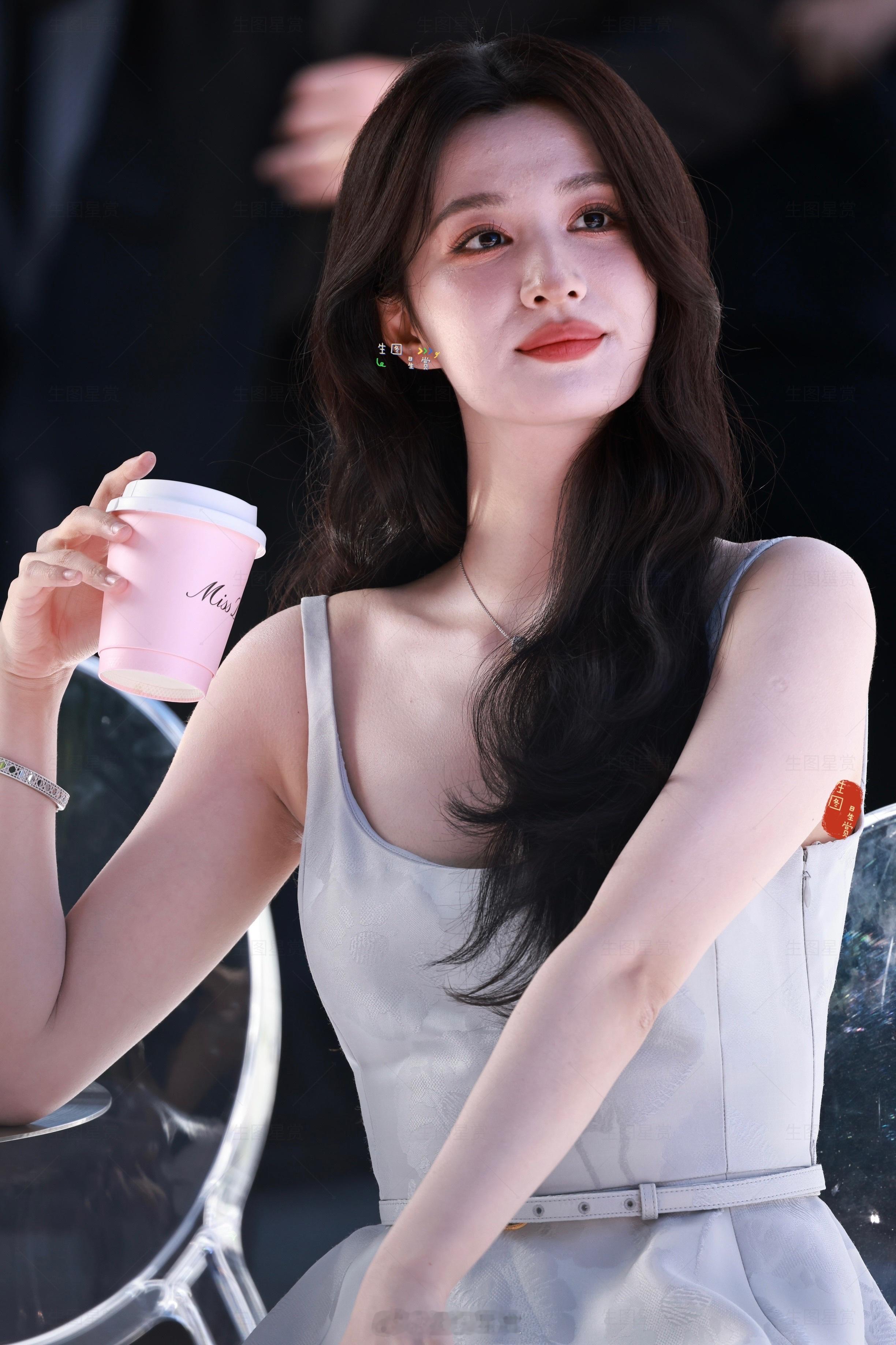 王楚然就这么轻轻地美上心头💋王楚然三里屯