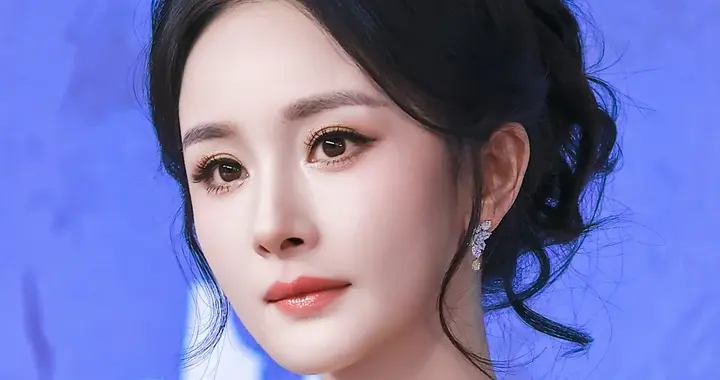 离婚8年, 杨幂52岁前夫又曝“父女恋”, 车内缠绵, 她当年没说错