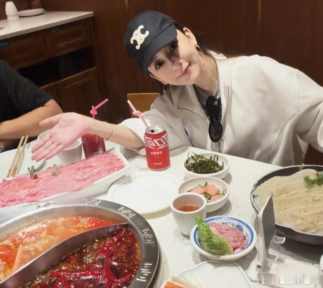 方媛在重庆录完节目，回香港陪伴三个女儿，为9岁大女儿整理头发，亲手喂7岁二女儿吃