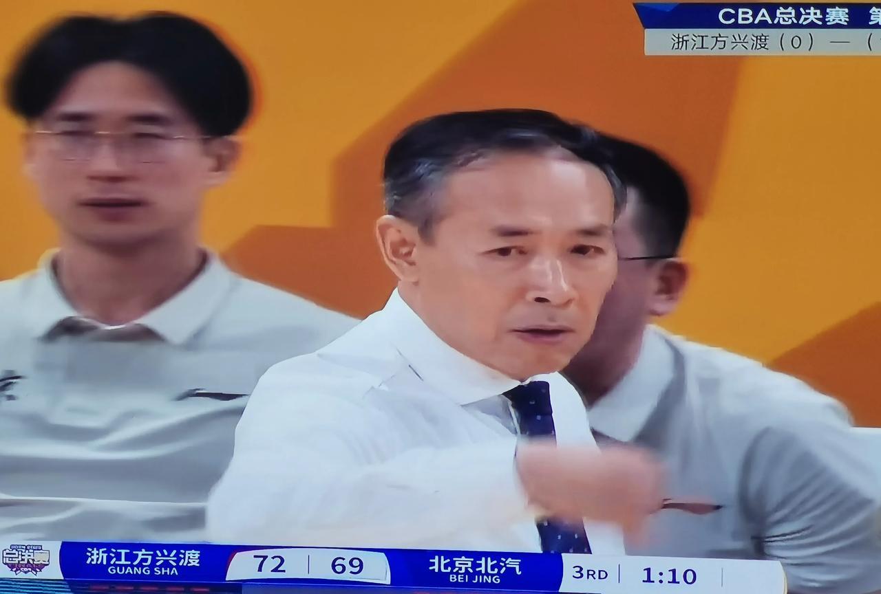 自信的球队才不会盯着裁判。第三场大战快到了，希望北京队能够自信一些，不要害怕闫军