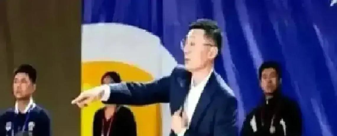 新疆是真急眼了。场均丢117分，联盟垫底，老板连夜砸80万美元，把NBA发