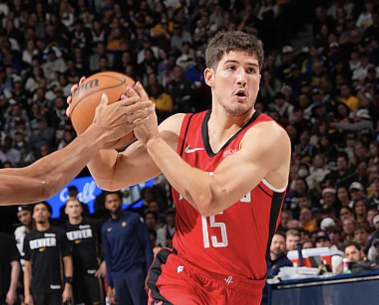 谢泼德是火箭为数不多会打球的年轻球员，绝对高级货，杜兰特能盛赞，绝对不是没有原因