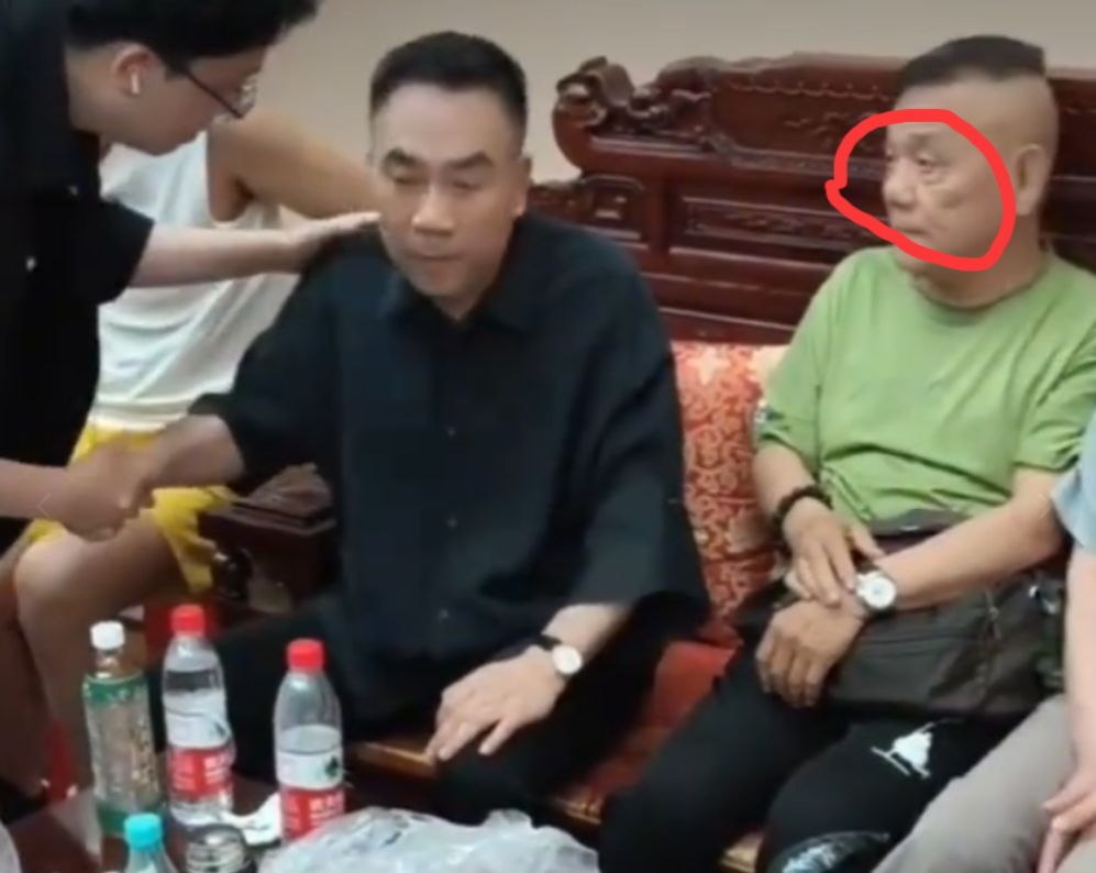 杨进明目光专注，细细打量了钱城几眼。作为杨少华的义子，杨进明前来现场吊唁杨少