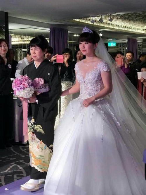 当年福原爱穿着洁白婚纱嫁给江宏杰，嫁得美男子的她一脸幸福。不知再婚的她还会办婚礼