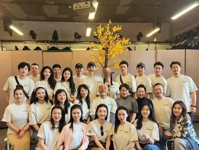 刘亦菲同学大聚会，别人都老了，只有她像吃了防腐剂一样