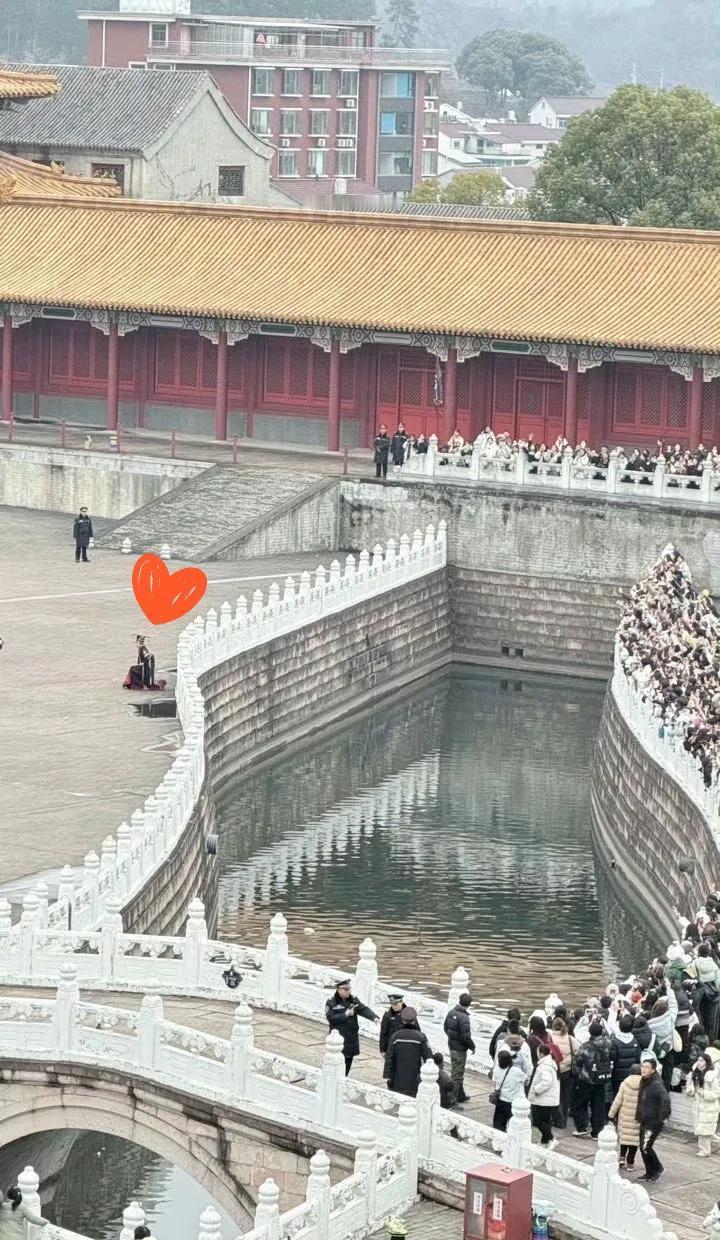 龙椅还没捂热，横店先被“果果”攻陷。千人堵城，手机举成银河，只为看成毅一句台词