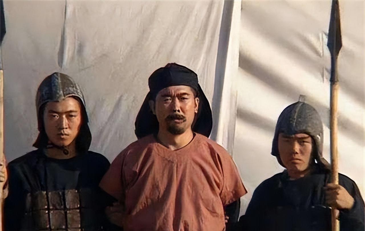 197年，曹操对运粮官王垕说：“我想借你人头一用，以稳定军心，你可不要舍不得！”