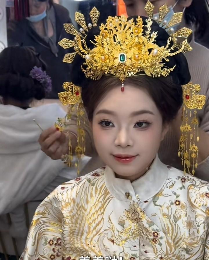 前一秒，还以为被全世界抛弃了。谢浩男大妹22岁生日，哥哥和刘海军说没空陪她拍写