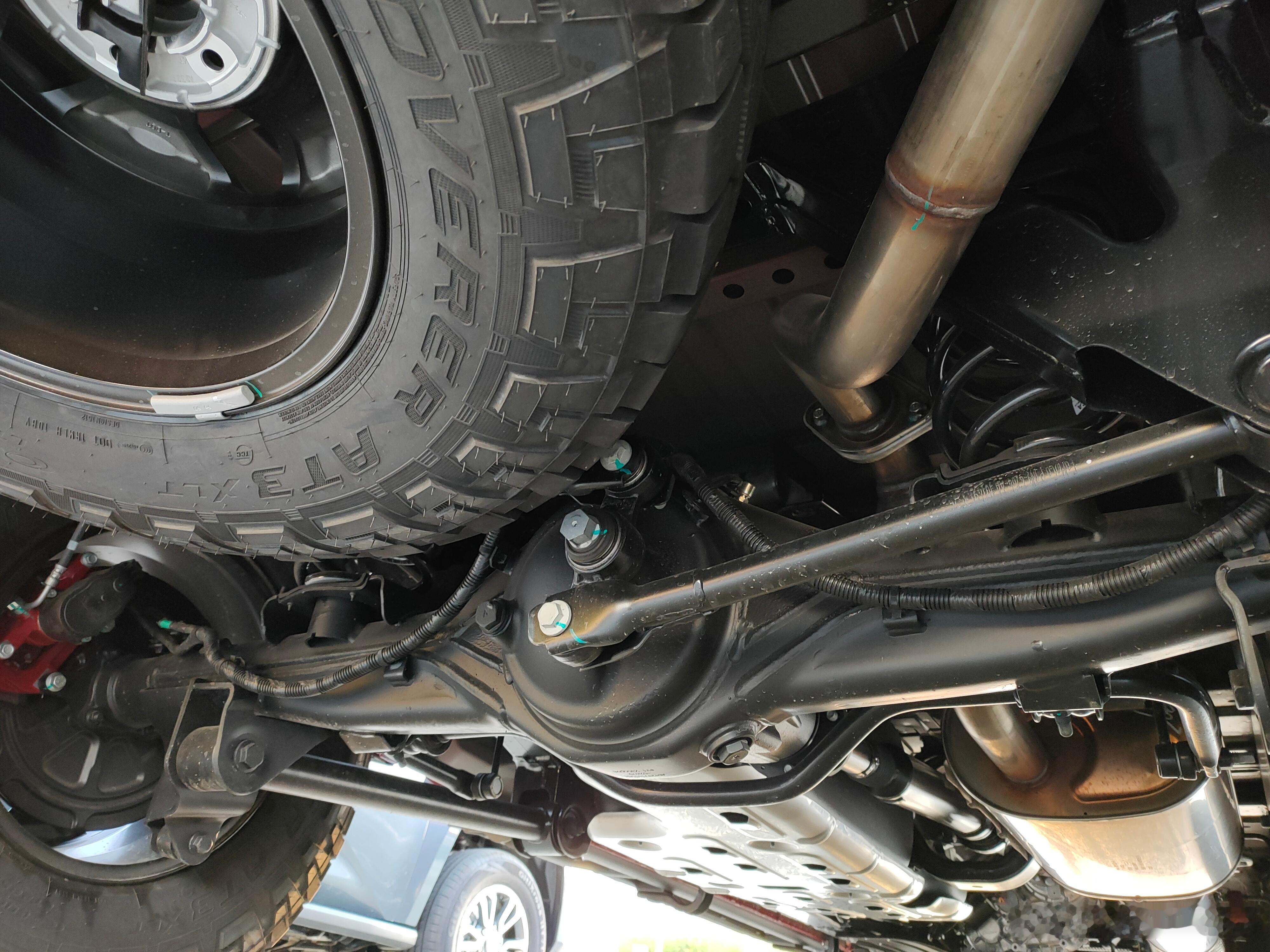 江铃大道。瓦特连杆大棒子后腿。下连杆和上连杆，都在纵梁上，没往横梁上装。避振在下