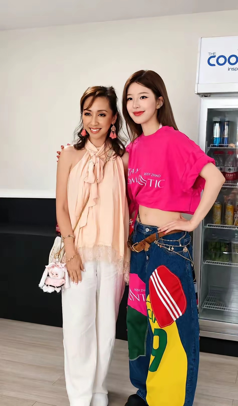 同框马来西亚公主，无修原图曝光，赵露思的海外路人缘真不是吹的在内娱新生代演员里，