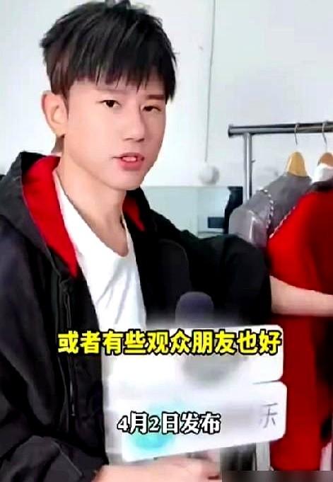 张杰太原演唱会，裤子真裂了！唱《火鸟》唱到高潮，一个高抬腿动作，咔！裤子当场