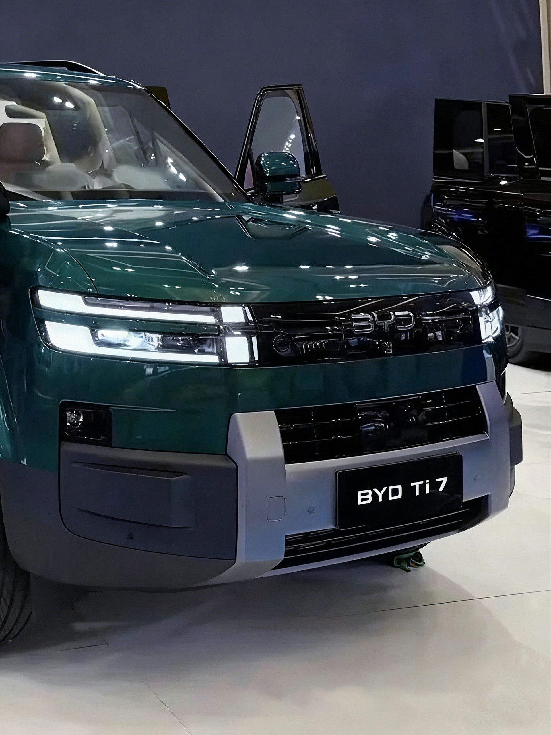 钛7海外贴BYD标，颜值不减反增？在海外市场，方程豹豹5、豹8都归属于腾势品牌