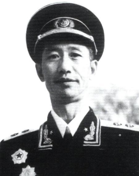 空军司令员刘亚楼、海军司令员萧劲光都看上了周希汉，都希望把这位猛将调到自己军种工