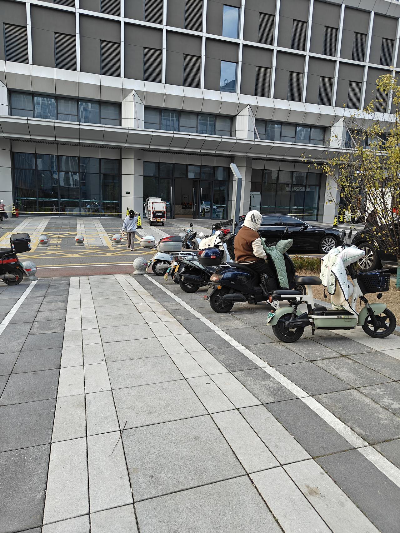 为啥有车了还戒不掉电动车呢？因为它简直就是咱打工人上班的最佳搭子！价格便宜，买