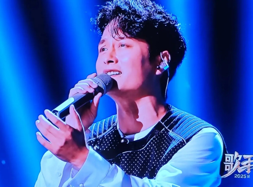 我是第一次看《歌手》舞台刚才演唱的歌手云飞的表演，确切的说，是第一次听到这个名字