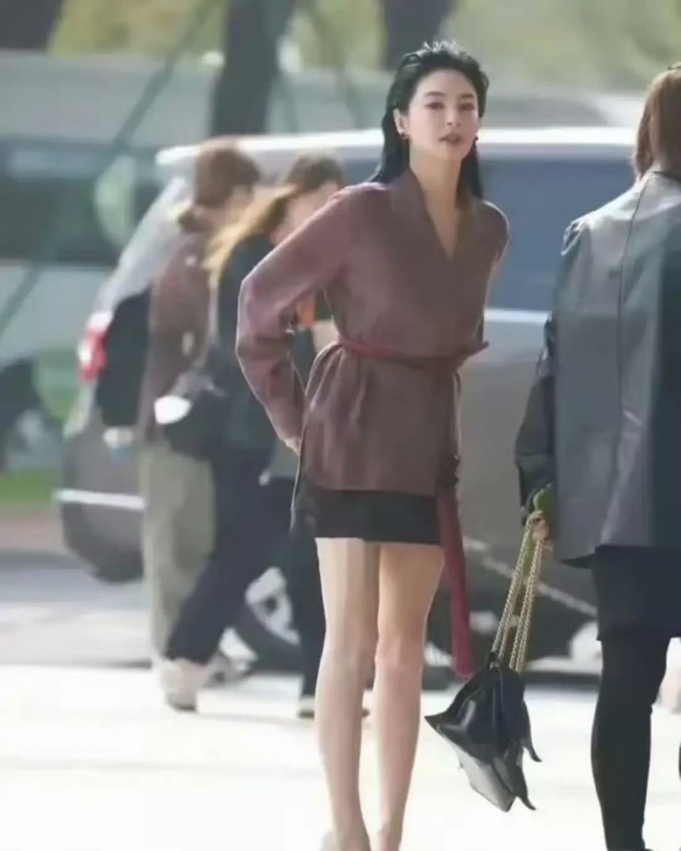 怪不得宁静说张雨绮“全身散发着肉香”，现实里遇见，浑身都是肉肉的，这身材绝了