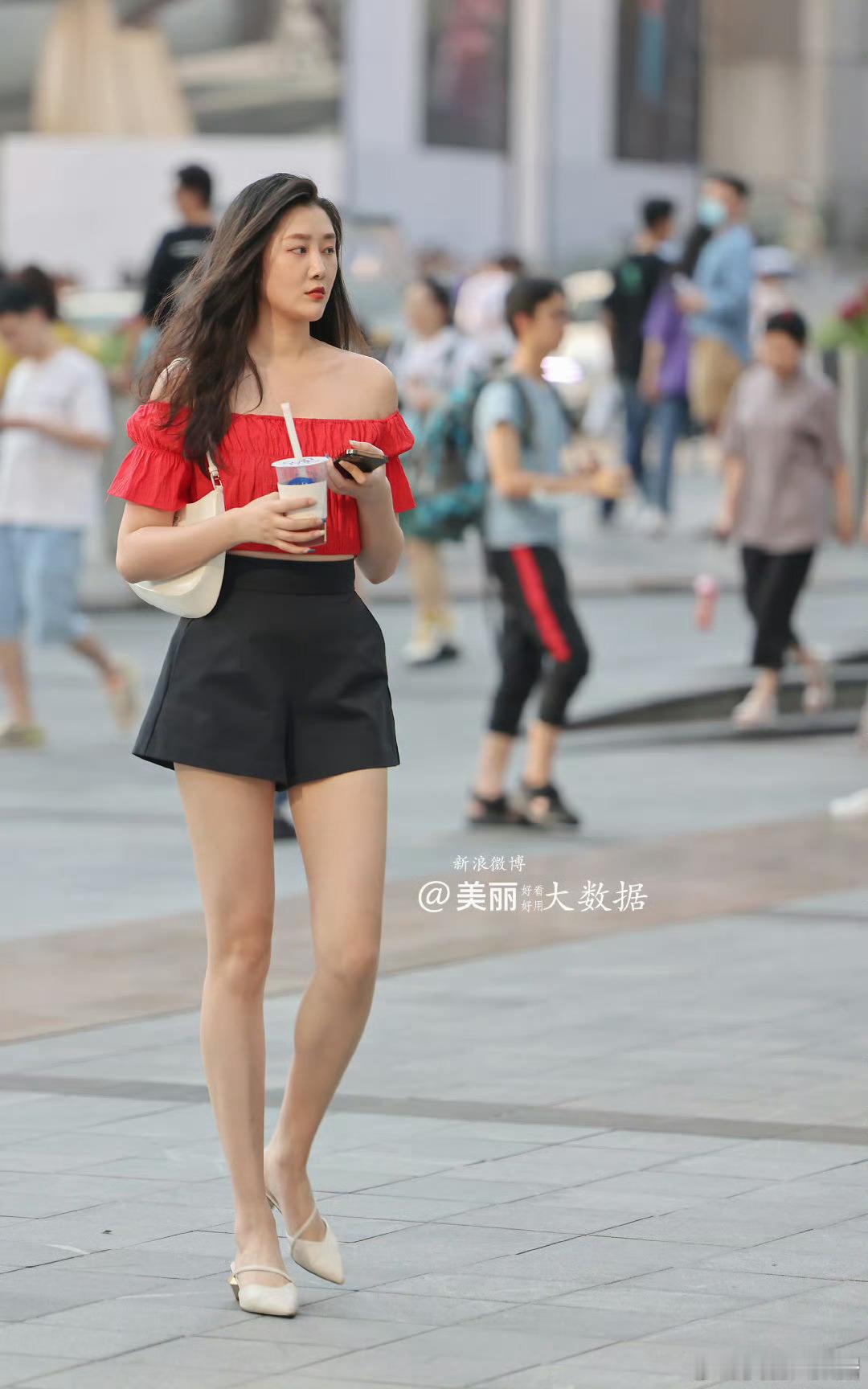 秀美集之春节篇2026一一除夕红衣衬雪，新岁桃符焕春，祝宝贝们马年吉祥，马上有钱