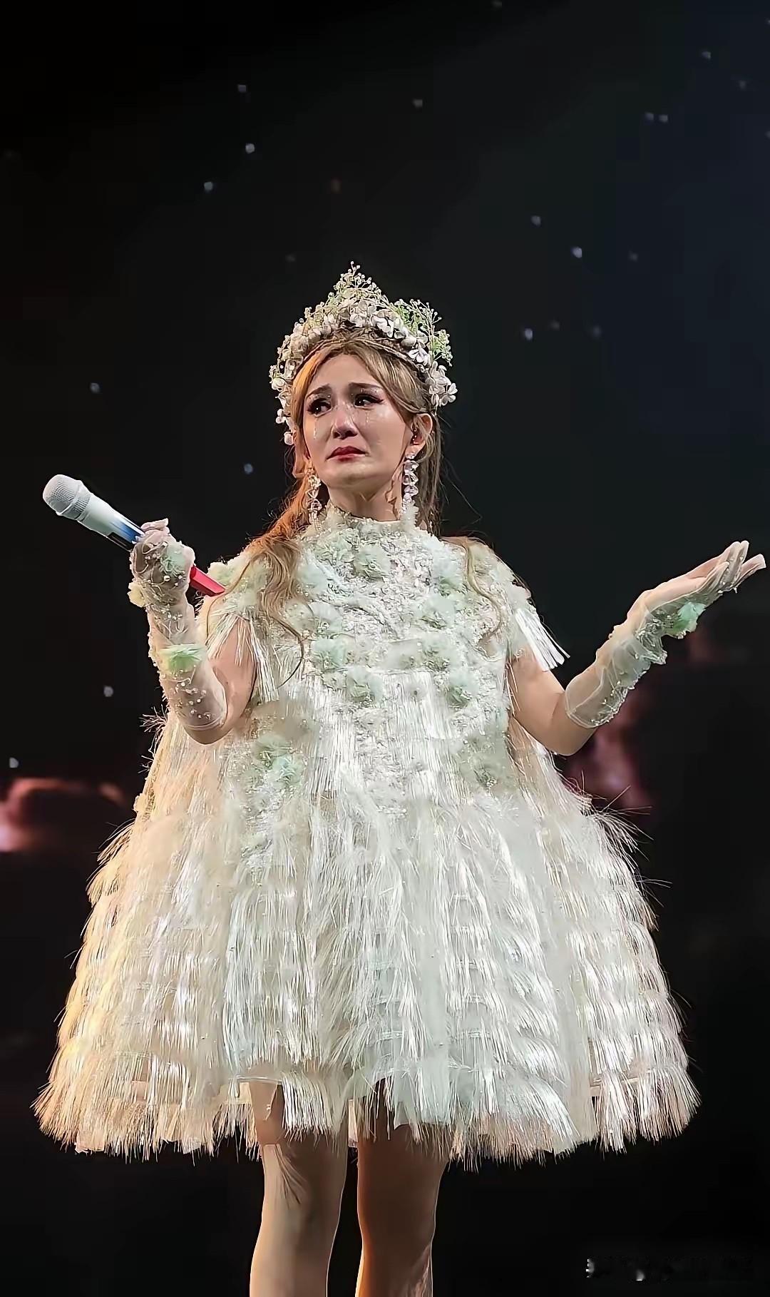 内娱的演唱会真的要设定个门槛！谢娜，一个小丑，都要全国巡演！把粉丝当韭菜