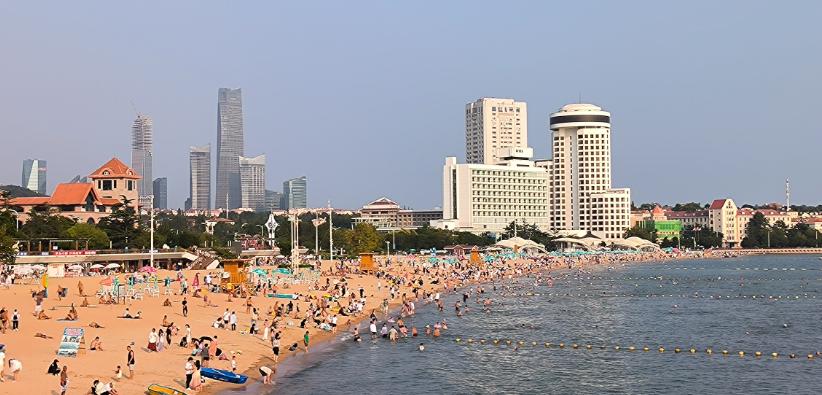 我请教青岛朋友一件事儿。7月13日，生态环境部网站公布了上周对全国53个海水浴