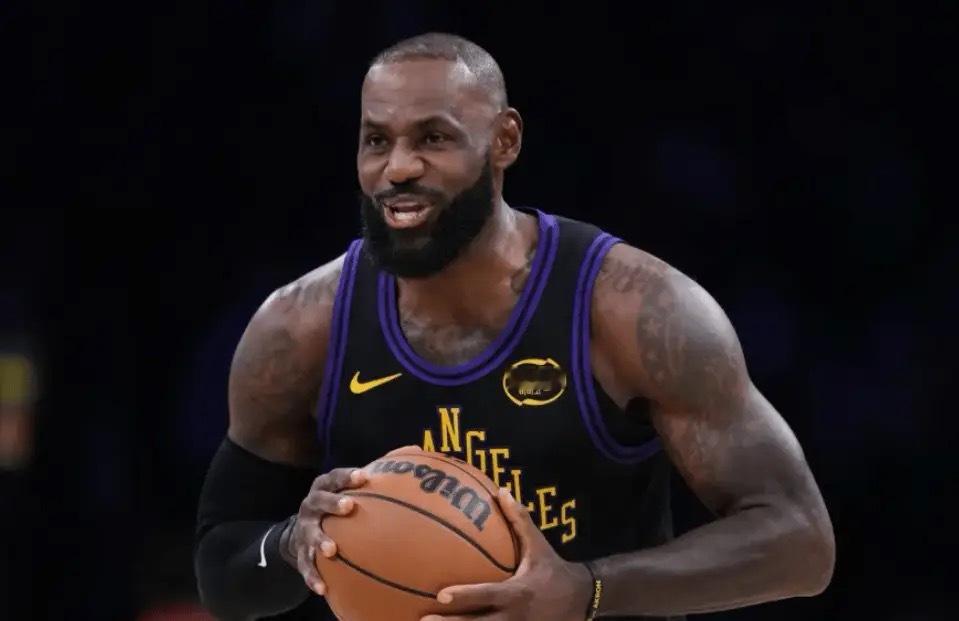 湖人主帅雷迪克接受了采访，被问到了勒布朗-詹姆斯是否提出过要努力达到常规赛评奖要