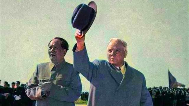1957年,伏罗希洛夫上飞机前透露“国内有变”,毛主席呆立原地