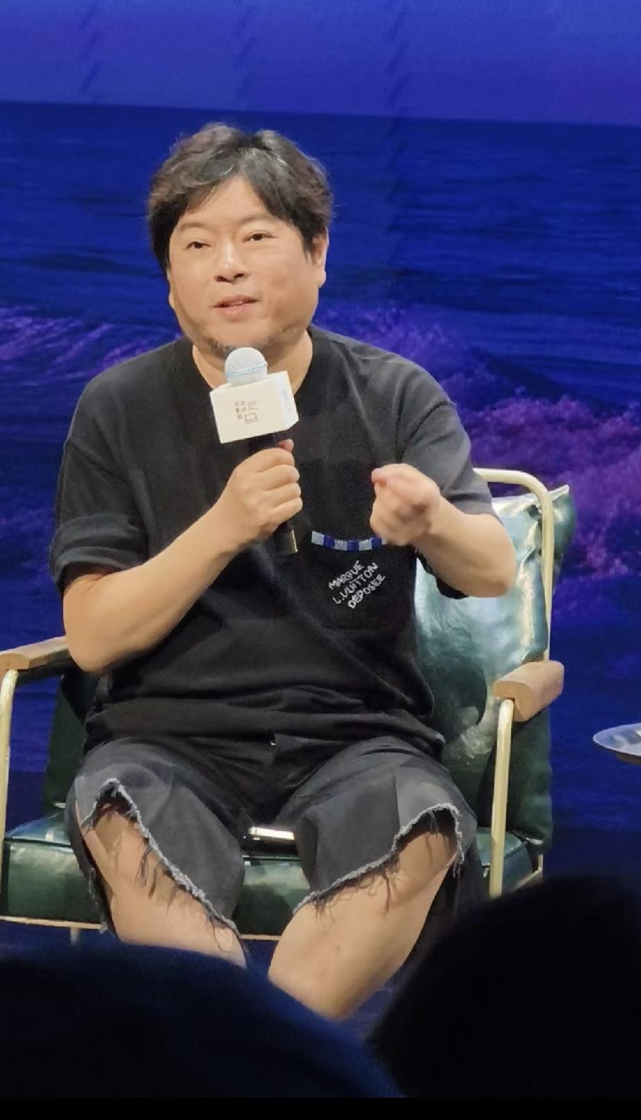 9月5日，高晓松现身阿那亚参加2026海浪电影周，他的脸又大又圆，有白头发，胡子
