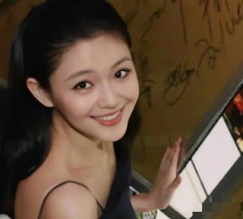 看大s采访就知道她的情商有多高！记者问她：“你和妹妹小s谁更红？”大s眉眼弯