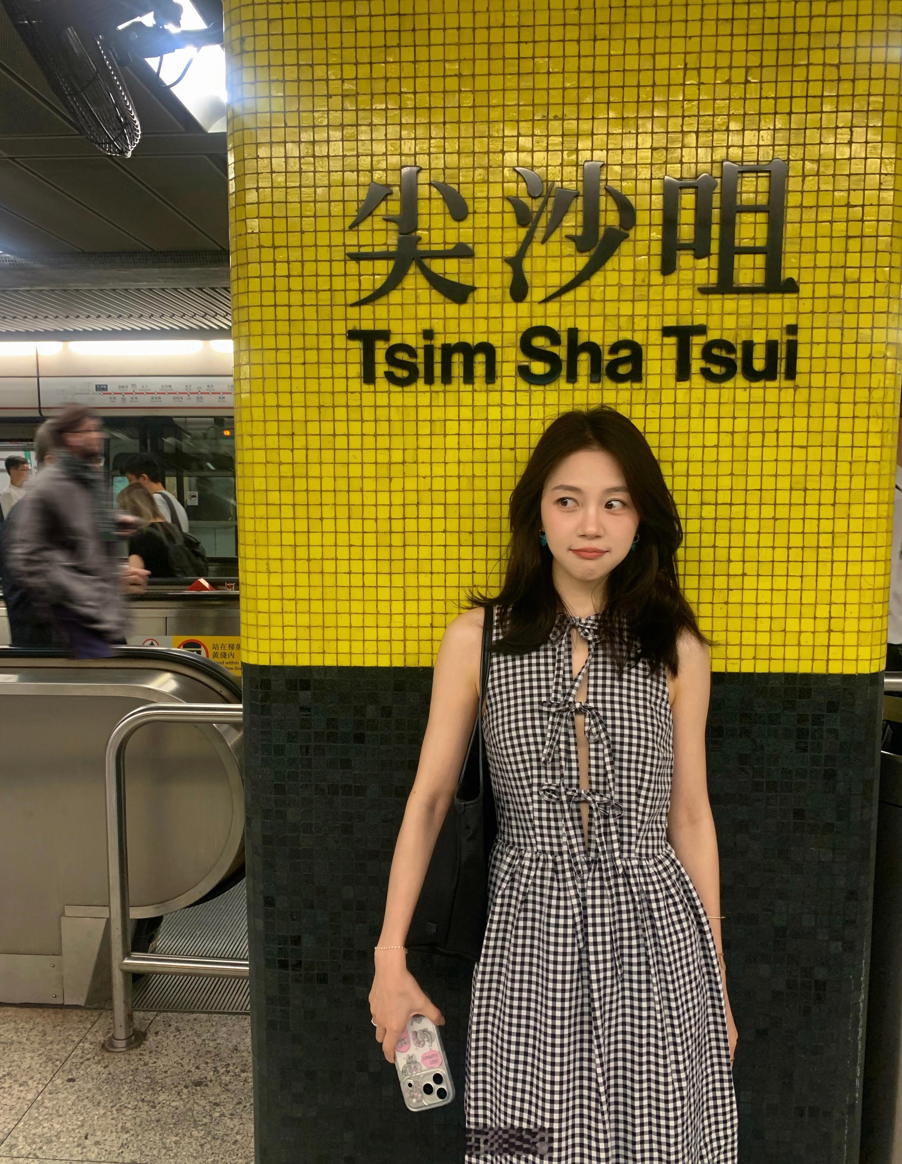 消费升级，香港地铁随处可见最新款iPhone！​​​