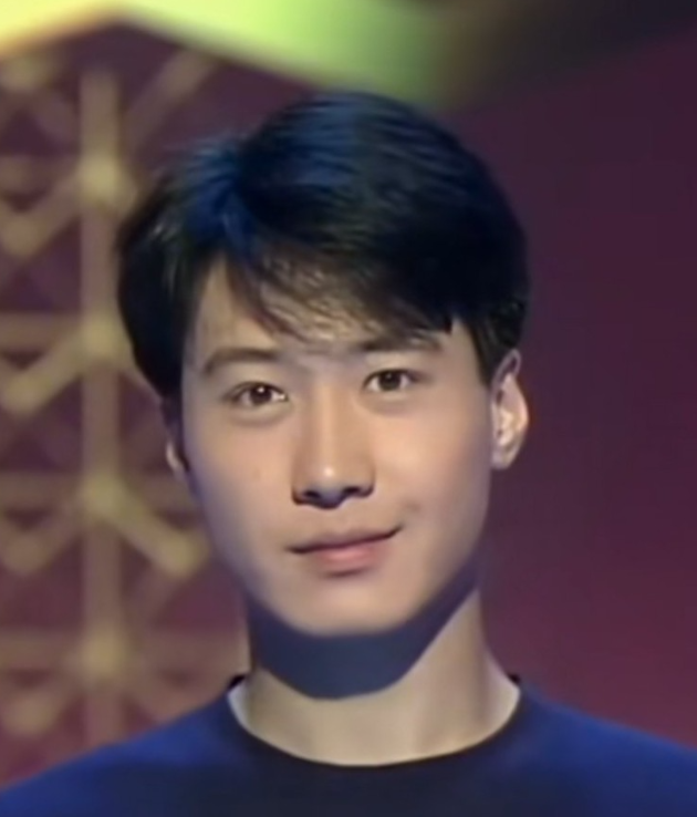 现在再回头看黎明当年的颜值，真的在娱乐圈中是无法找出一个能和比帅的男人，他的颜值