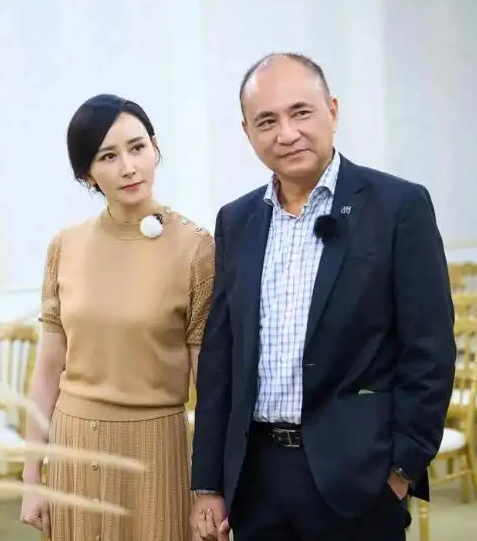 当年富豪朱兆祥向胡静求婚胡静说：你大我12岁，咱们不合适。朱兆祥掏出一张卡，晃