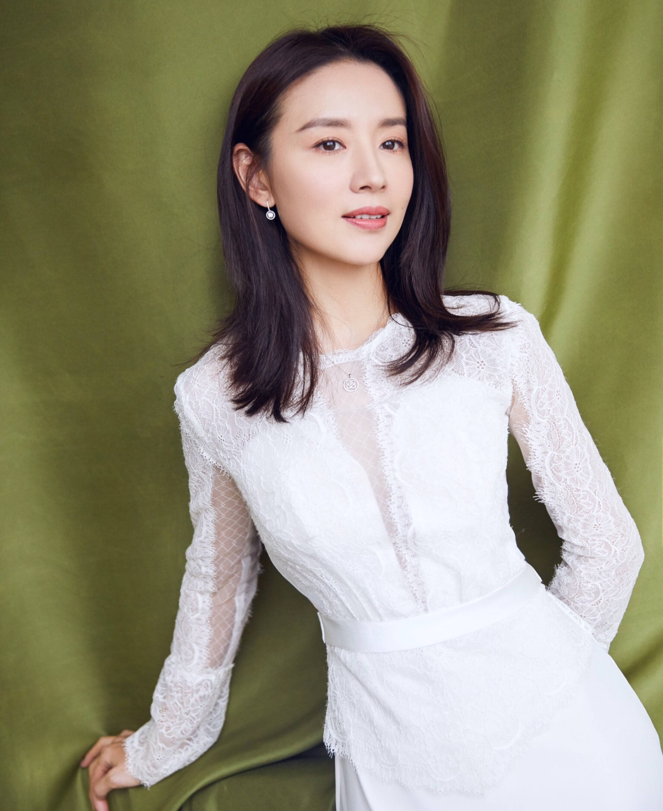 主持人问董洁:“你又不缺钱，家里为什么不请保姆干活？”董洁摇摇头:“用不上。”主