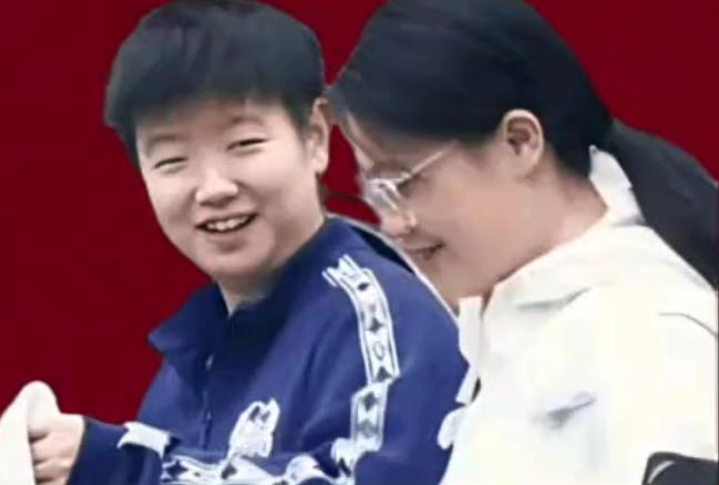 找到了!肩膀的主人原来是她凌晨1点的高铁车厢里，莎莎整个人又累又困累到极致