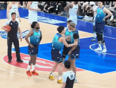 还是宁波男篮效率高，贝兹利因为一时不冷静，和全场多人包括自己队友发生不愉快，结果