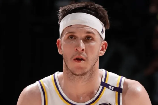 湖人后卫奥斯汀-里夫斯将因腹股沟伤势缺席今日与开拓者的比赛。随后，湖人记者表示