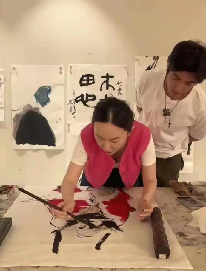 霍思燕真的很宝藏，老公争气，儿子争气，狗狗争气，连她画的画都这么好。