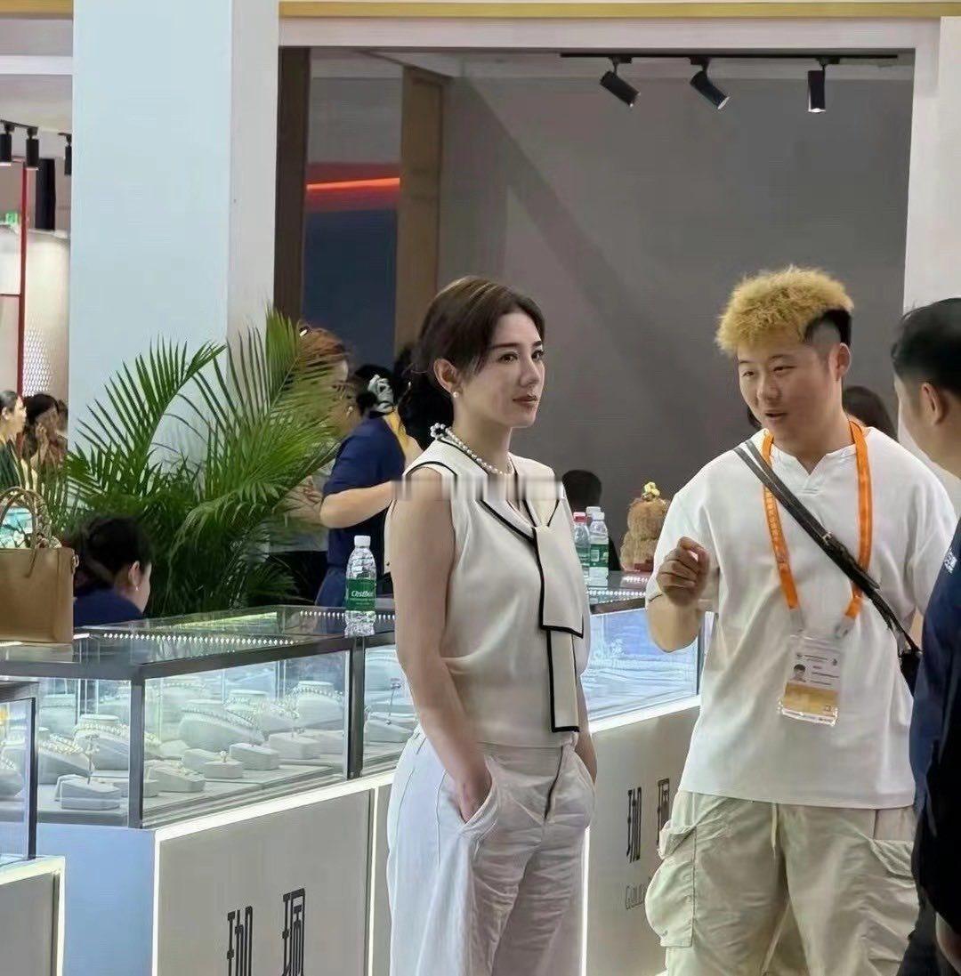 事实证明，有钱人即使再贵的裤子，该皱的还是皱，跟价格⁠真没半毛钱关⁠系……
