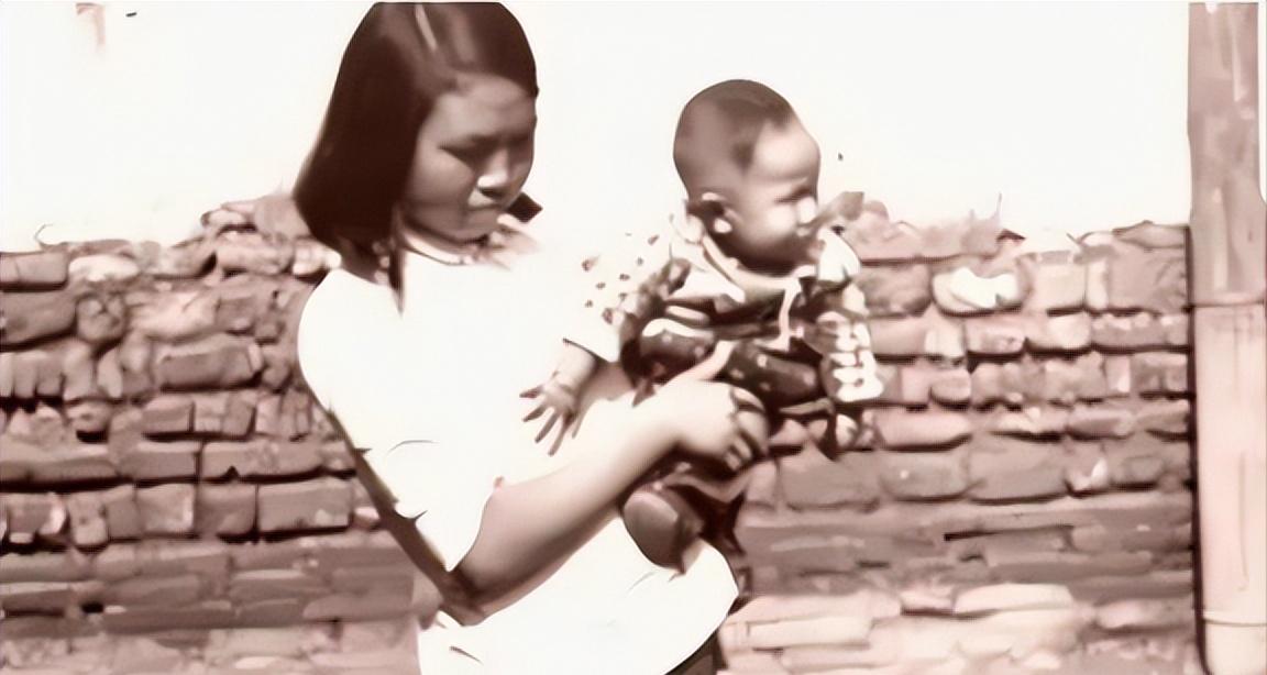 1942年春，一位女情报员抱着两岁的儿子去送信，半路却被特务抓住。突然，女情报员