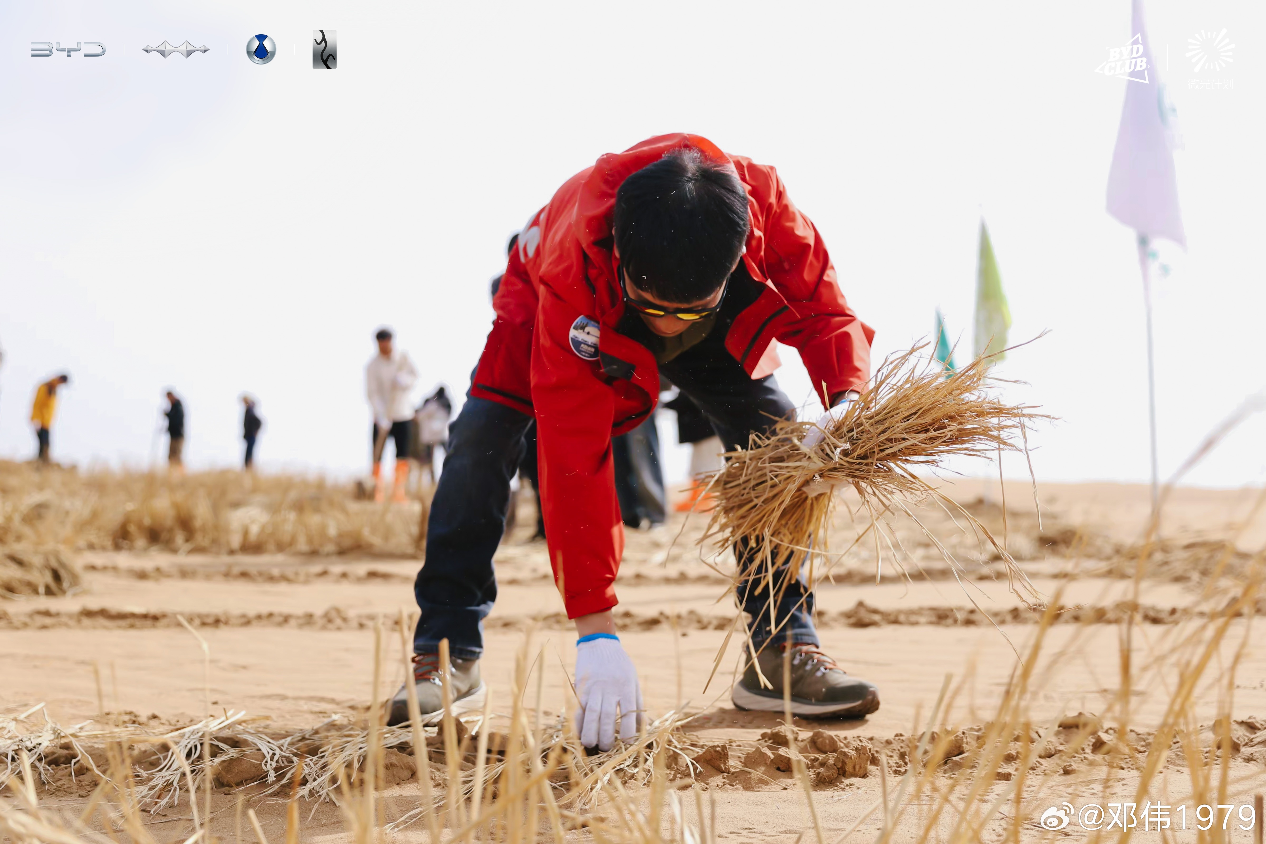 沙漠锁边，种树植心走进腾格里沙漠，见证坚守的力量向风沙宣战，与自然共生让这片来之