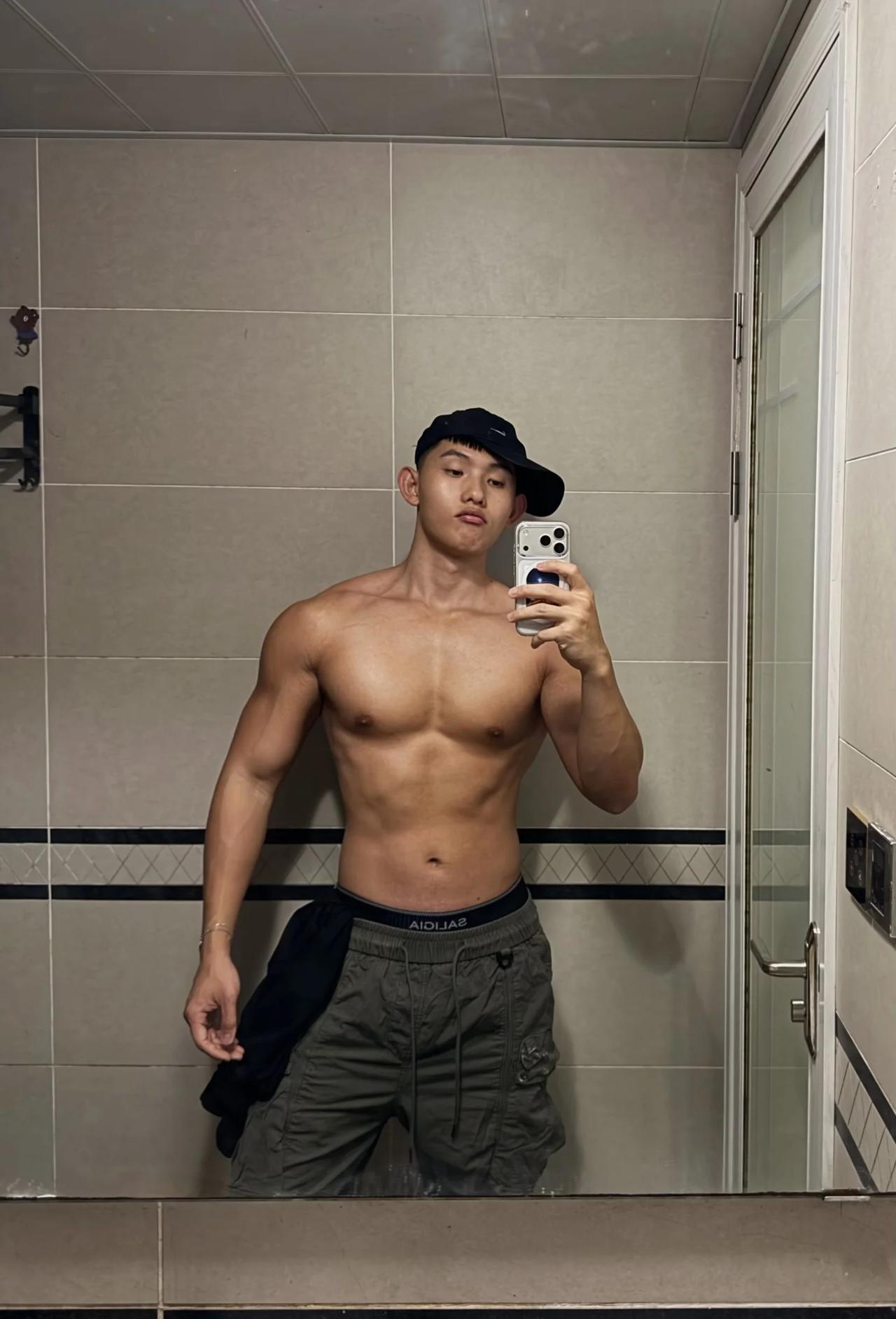 想吃吗小猫咪见人不如健身黑皮肌肉男友