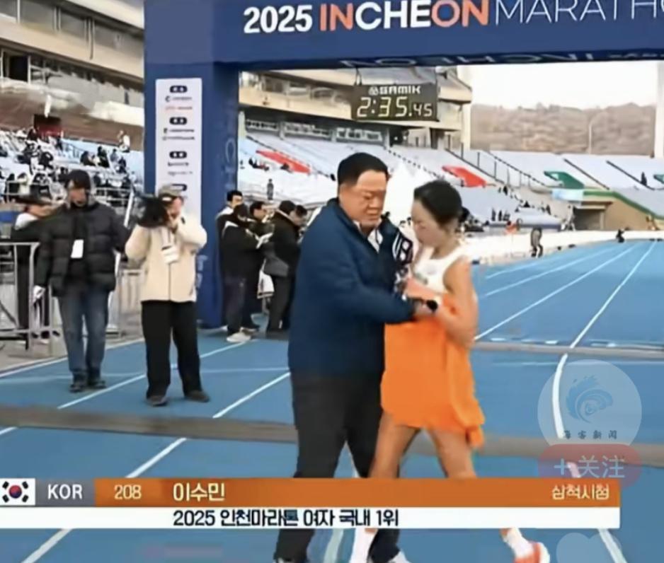 韩国马拉松冠军冲线后“甩脸”教练：这围毛巾的动作，真的越界了刚冲过仁川马拉