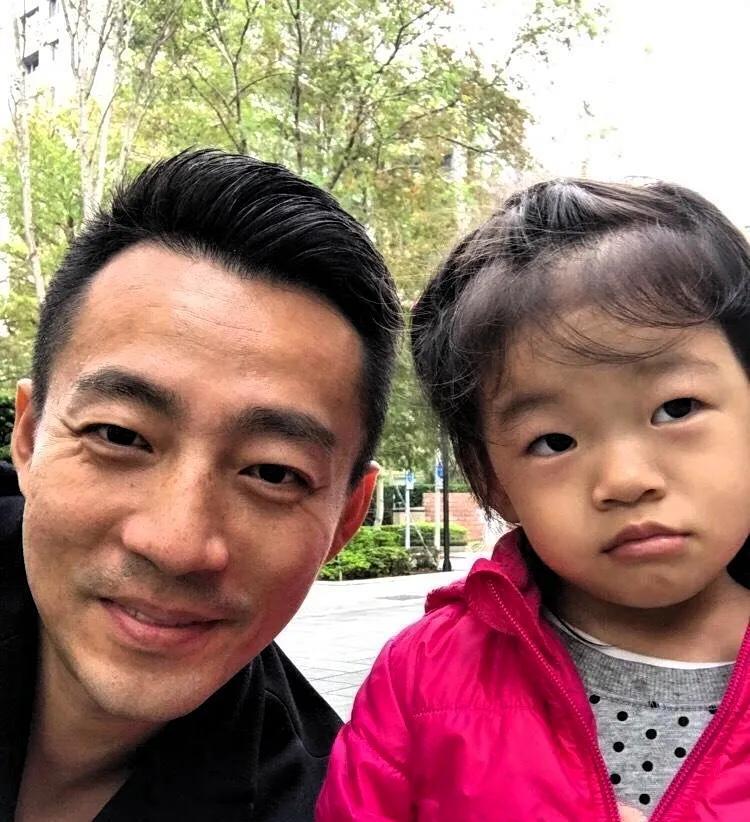 汪小菲在直播里说起他和儿子小霖霖的事。因为管游戏太严，孩子好几个月都不理他。现在