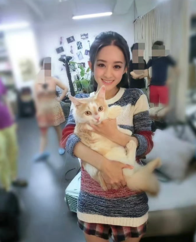 考古赵丽颖早期被这两张照片惊艳到了这不就是芭比娃娃吗怎么感觉之前的妆容比现