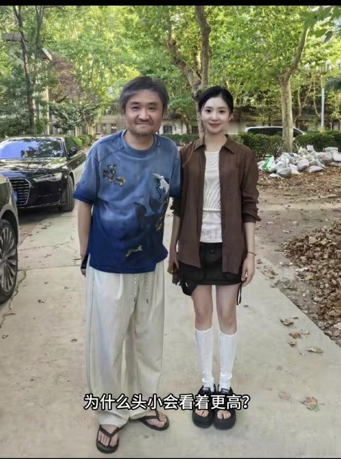 看了刘浩存和路人的合照，直观地感受到了头身比有多重要
