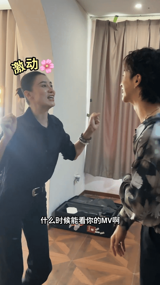 恩利竟然把宋佳请来了恩利把宋佳请来给打歌了！真的好大的排面啊，恩利真的很讨人喜欢