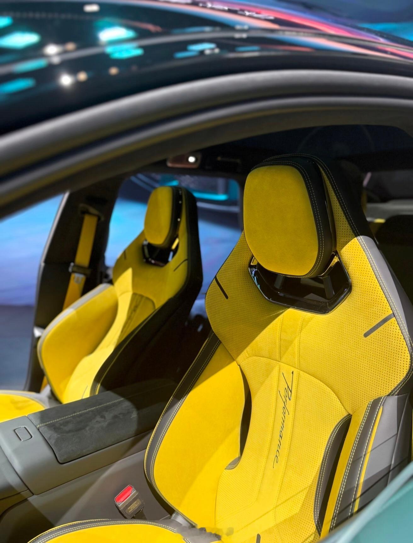 北京车展首日，领克10、领克10+中大型运动纯电轿车正式开启预售。领克10