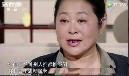 1999年，倪萍晚上跑到冯小刚家中，突然跪在地上，痛哭流涕，对冯小刚说：“哥，我